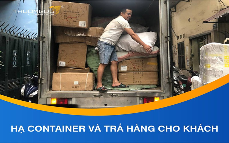  Hạ container và trả hàng cho khách.