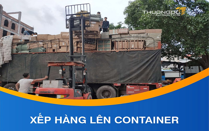 Xếp hàng hóa lên container.