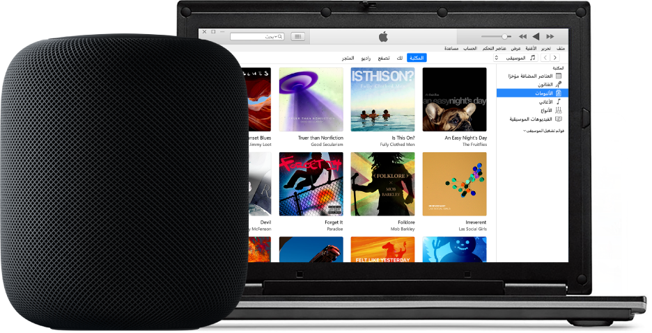 كمبيوتر PC يظهر على شاشته iTunes وبالقرب منه تظهر HomePod.