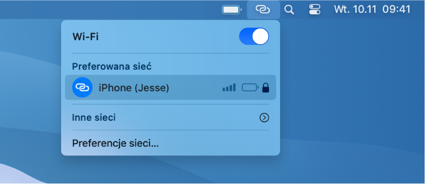 Ekran Maca z menu Wi‑Fi informującym o nawiązanym połączeniu z hotspotem osobistym na iPhonie.