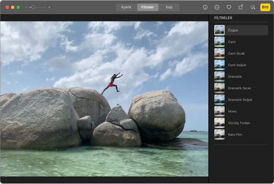 Fotoğraflar penceresinin en üstünde seçili Filtreler ve filtre seçeneklerini gösteren Filtreler bölümü ile düzenleme görüntüsünde bir video klip.