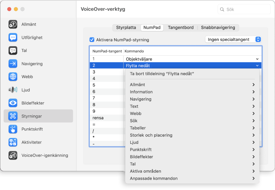 Fönstret VoiceOver-verktyg med kategorin Styrningar markerad i sidofältet och panelen NumPad vald till höger. Överst i panelen NumPad finns kryssrutan Aktivera NumPad-styrning, som är markerad. Ingen specialtangent är valt på popupmenyn Specialtangent. Under kryssrutan och popupmenyn finns en tabell med två kolumner: NumPad-tangent och Kommando. Den andra raden är markerad och innehåller 2 i kolumnen NumPad-tangent och Flytta ned i kolumnen Kommando. I en popupmeny under Flytta ned visas kommandokategorier som Allmänt. Varje kategori har en pil som visar kommandon som kan tilldelas till den aktuella NumPad-tangenten.