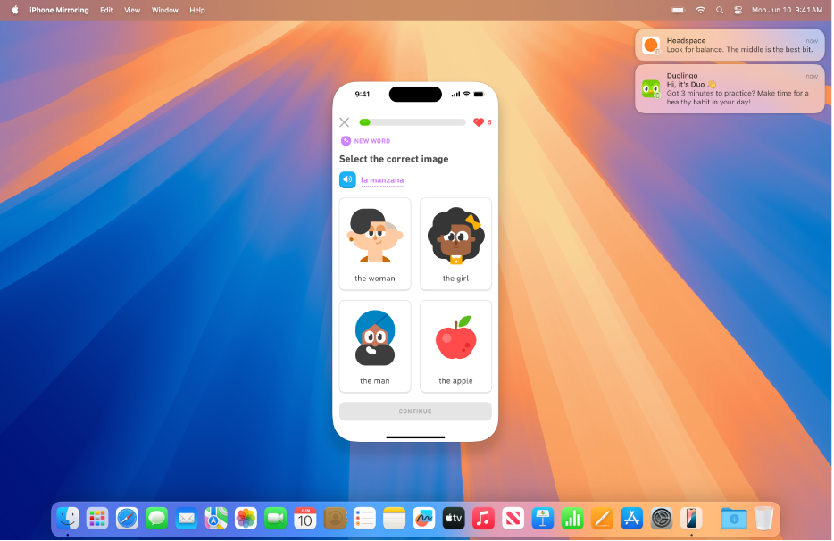 Le bureau d’un Mac affichant l’écran d’un iPhone en son centre et les notifications de l’iPhone en haut à droite de l’écran.