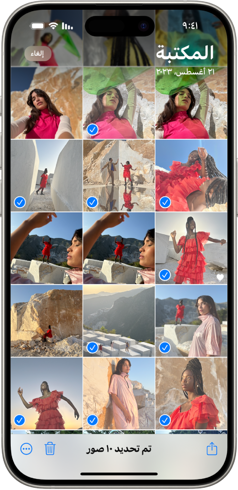 تمتلئ شاشة iPhone بشبكة من الصور، تم تحديد بعضها. تظهر في الجزء السفلي من الشاشة أزرار المشاركة والحذف والمزيد.