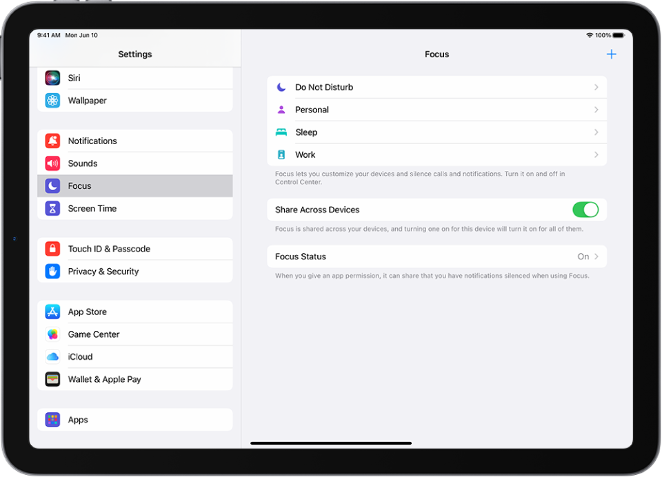 Un écran affichant six modes de concentration fournis : « Ne pas déranger », Conduite, « Aucun message pendant les appels », Repos, « Temps pour soi » et Travail. Le bouton « Partager entre les appareils » est activé, ce qui permet d’utiliser les mêmes réglages Concentration sur tous vos appareils Apple.