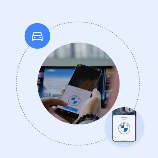 Hình ảnh đôi bàn tay đang cầm điện thoại, phía sau là một chiếc máy tính bảng gắn trên bảng điều khiển ô tô. Màn hình điện thoại hiển thị nút "Connect" (Kết nối) và biểu trưng BMW. Một đường tròn nét đứt bao quanh hình ảnh này. Đường tròn này nối biểu trưng BMW và một biểu tượng ô tô với nhau.